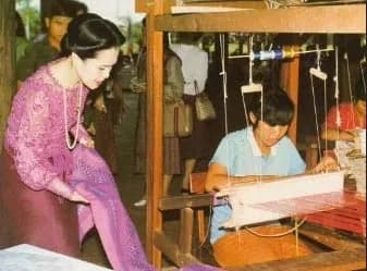 สมเด็จพระพันปีหลวงทรงทอดพระเนตรผ้าไหม